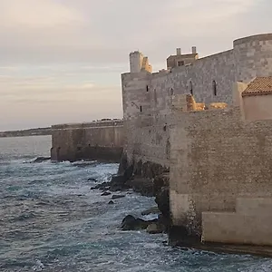 Alle Porte Del Castello Maniace , Syracuse Italia